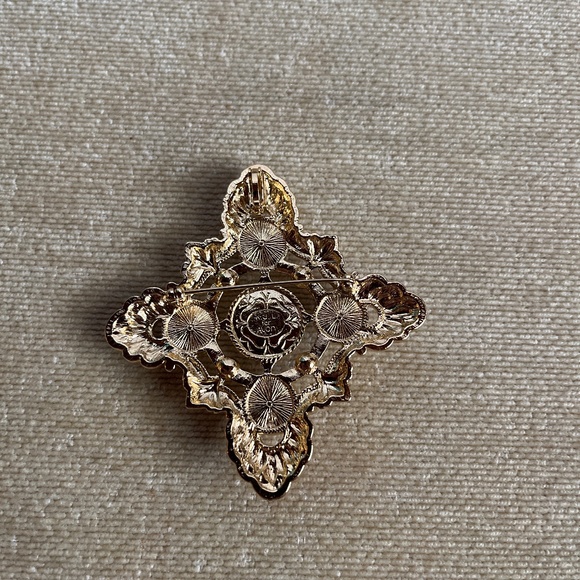 VINTAGE (1989) AVON KENNETH JAY LANE’S RENAISSANCE PIN/PENDANT - Picture 4 of 4